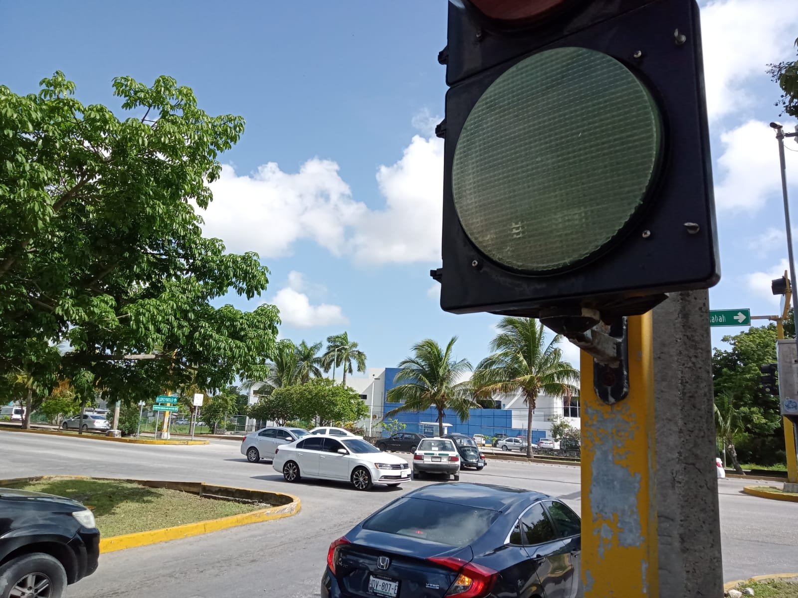 Semáforos de las avenidas suspendieron su servicio, lo que ocasionó caos vial en algunos puntos Semáforos de las avenidas suspendieron su servicio, lo que ocasionó caos vial en algunos puntos