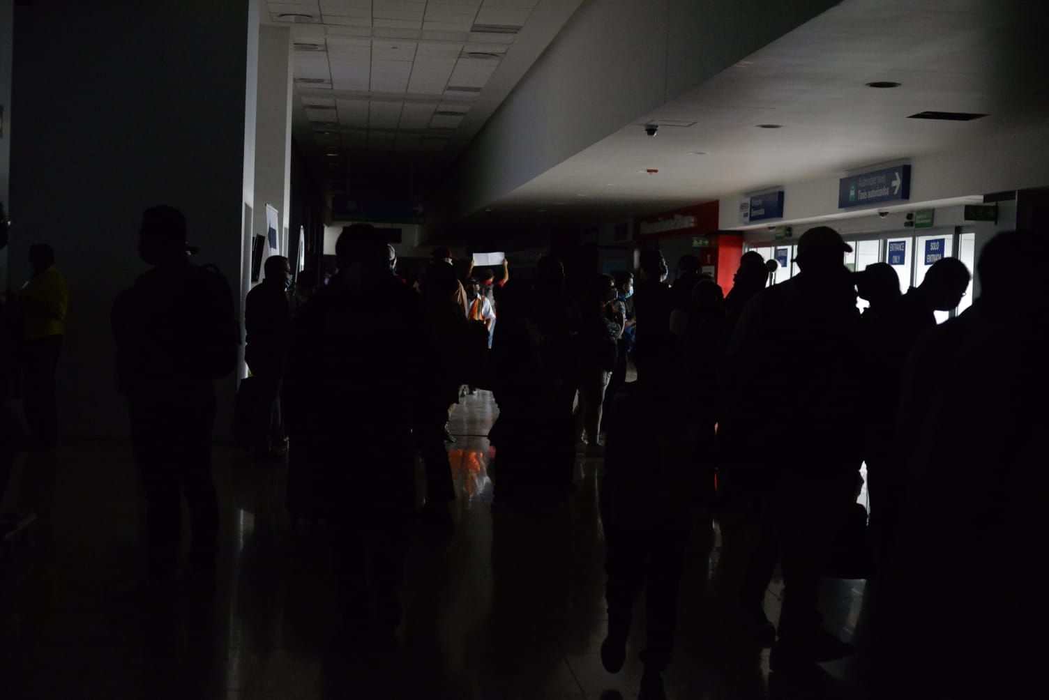 ¡A oscuras! Apagón peninsular afecta actividad en el aeropuerto de Mérida