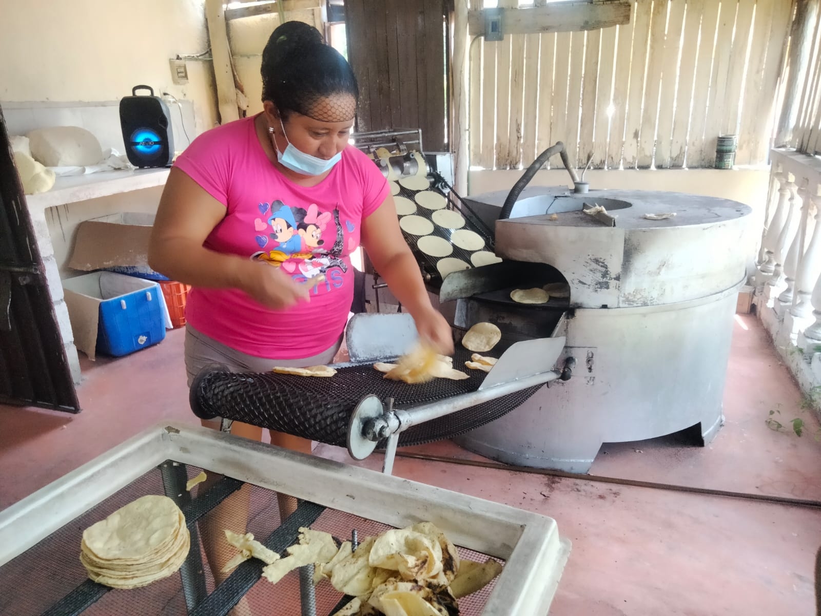 Empleadas de tortillerías de Izamal aseguraron que el apagón peninsular causó pérdidas en sus ventas
