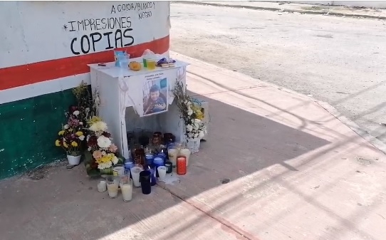 El niño de tres años estaba en la banqueta, donde se le colocó una ofrenda floral, esperando una gelatina cuando fue atropellado