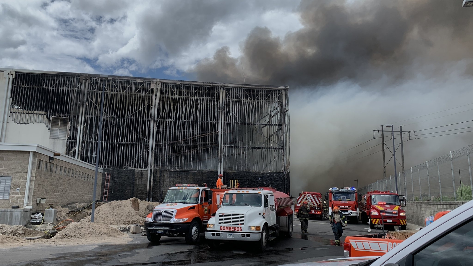 Un incendio de una bodega de medicamentos en Tlaquepaque ha dejado 200 personas desalojadas y varios bomberos heridos Un incendio de una bodega de medicamentos en Tlaquepaque ha dejado 200 personas desalojadas y varios bomberos heridos