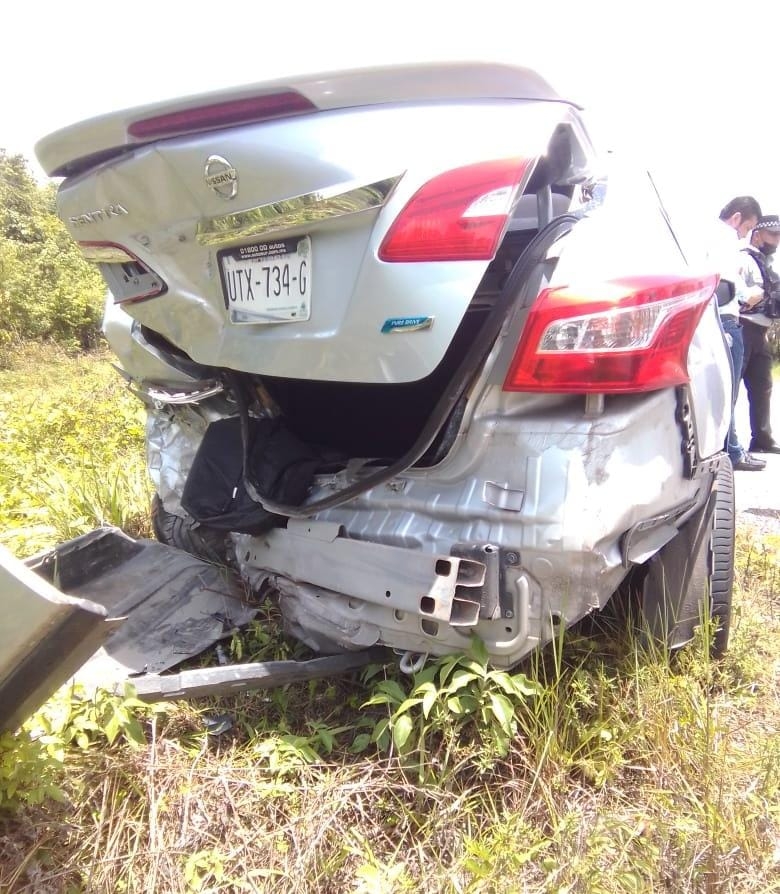 Del impacto, el segundo vehículo quedó destrozado completamente la parte posterior Del impacto, el segundo vehículo quedó destrozado completamente la parte posterior