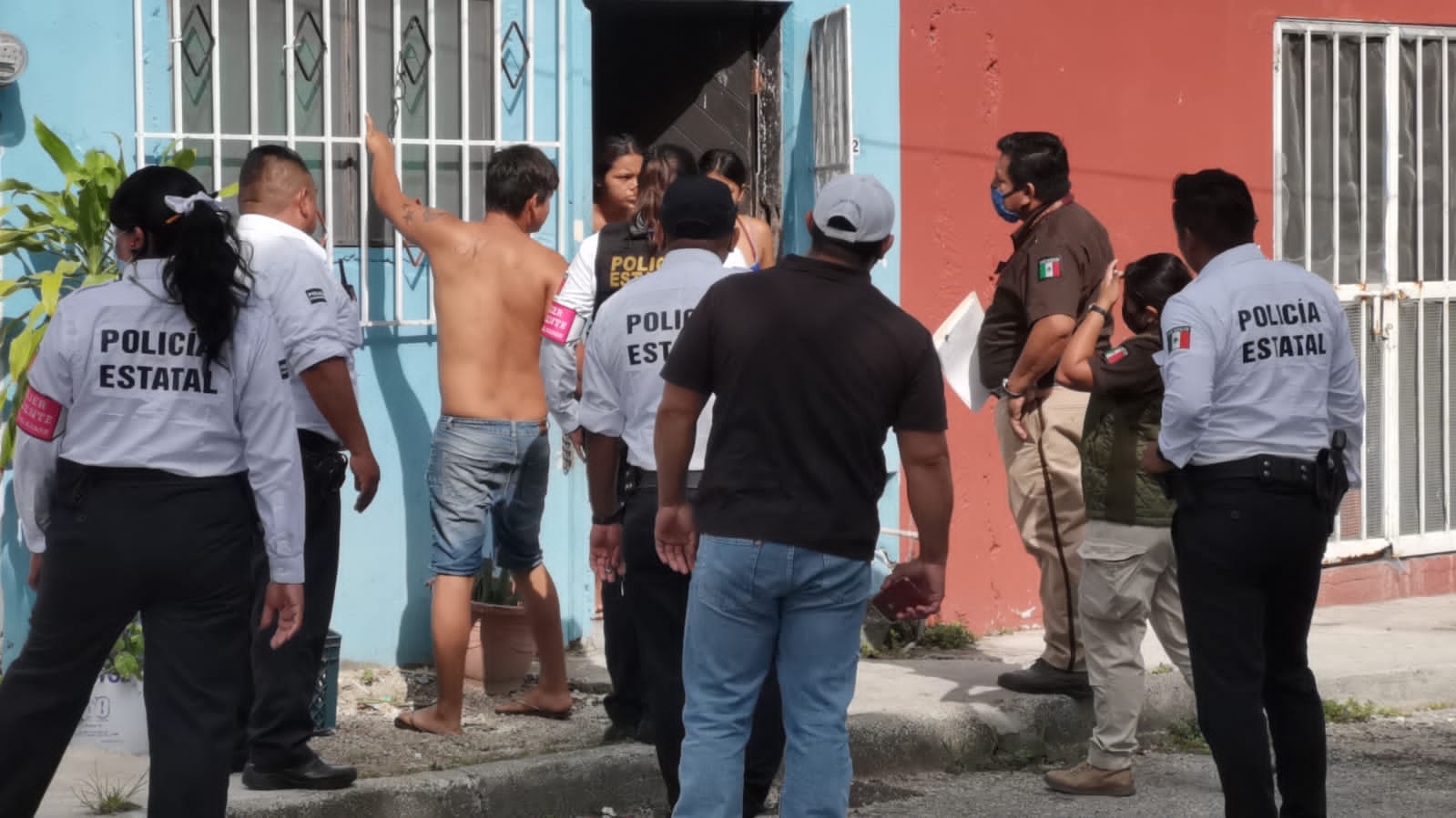 Al lugar llegó la madre del menor de edad quien se enfrentó a los uniformados Al lugar llegó la madre del menor de edad quien se enfrentó a los uniformados