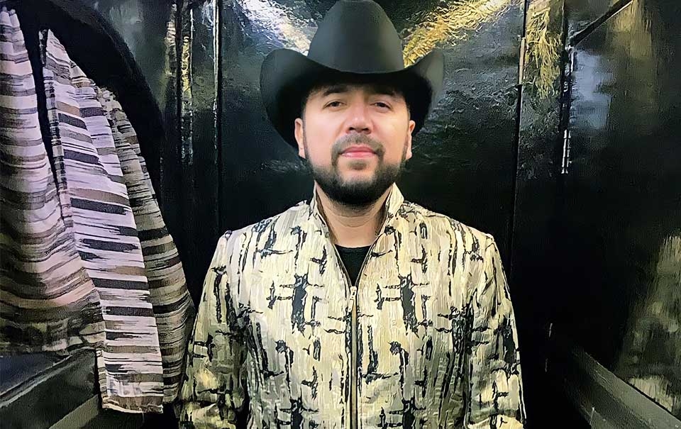 Fidel Rueda fue acosado por una fanática durante un concierto Fidel Rueda fue acosado por una fanática durante un concierto