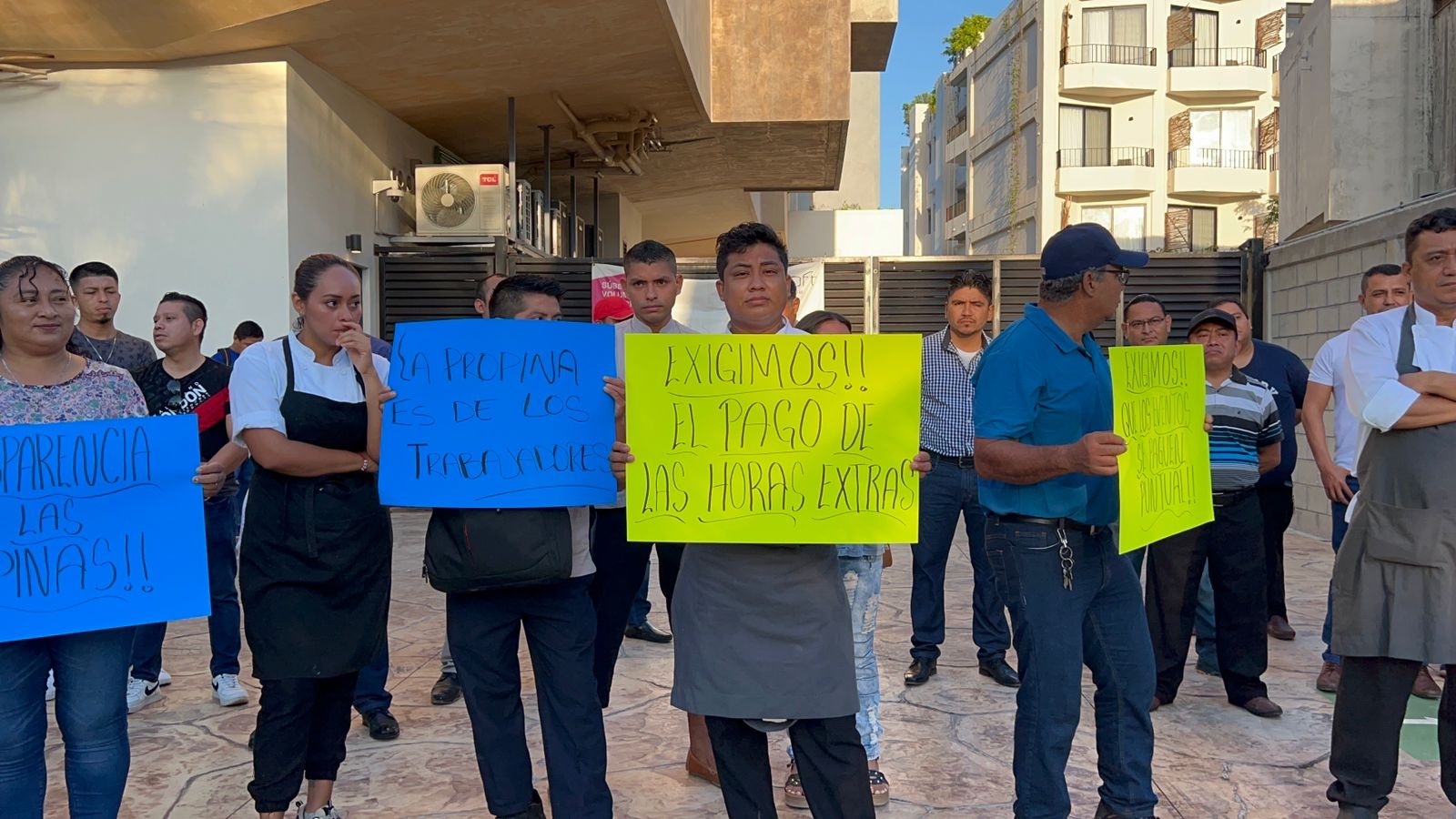 Entre cartulinas, los empleados denunciaron al encargado de repartir las propinas de nombre Carlos Plácido Entre cartulinas, los empleados denunciaron al encargado de repartir las propinas de nombre Carlos Plácido