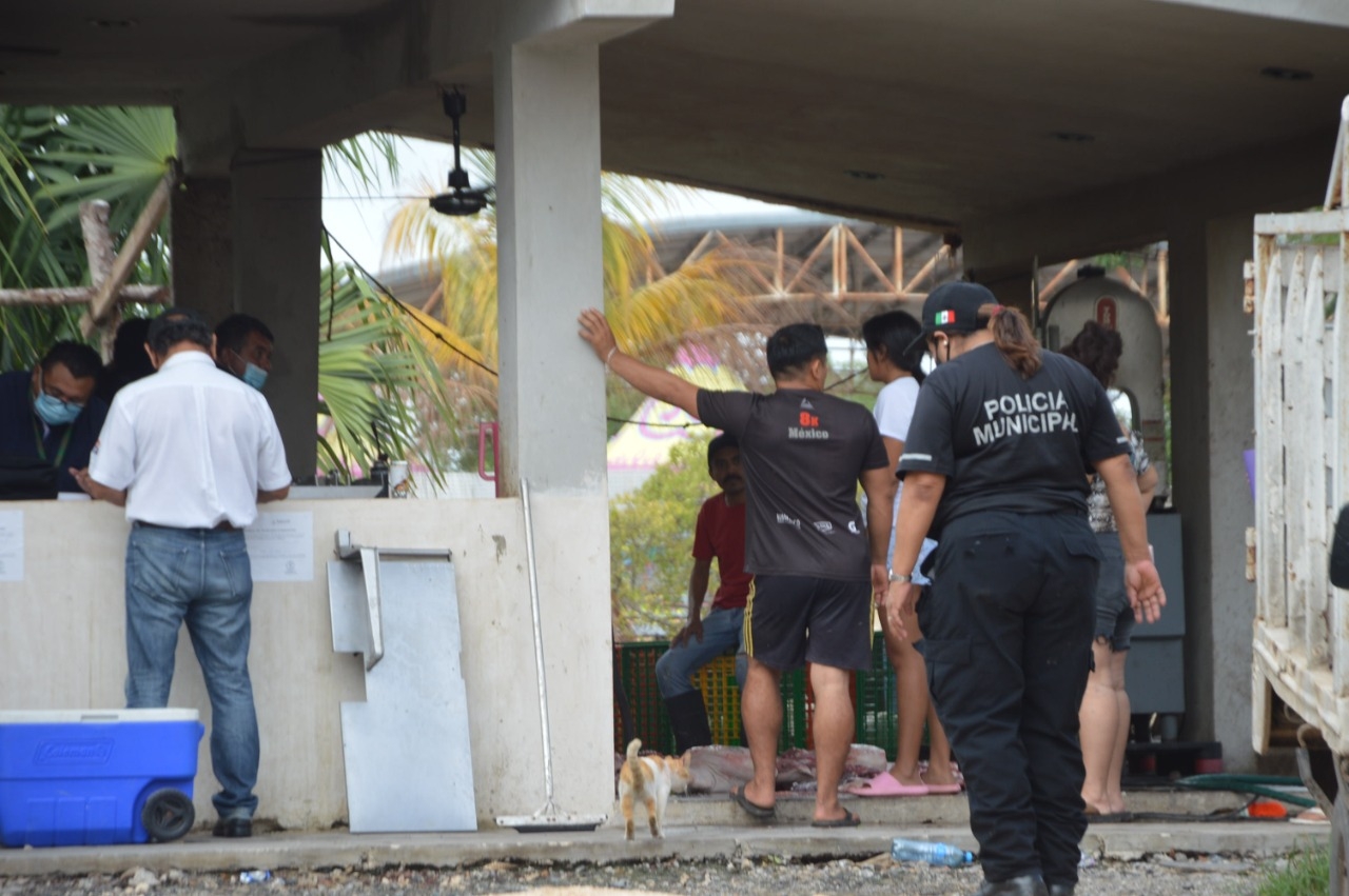 De acuerdo con el reporte, 13 personas fueron hospitalizadas por ingerir el producto adulterado, algunos fueron trasladados a Mérida y a clínicas privadas De acuerdo con el reporte, 13 personas fueron hospitalizadas por ingerir el producto adulterado, algunos fueron trasladados a Mérida y a clínicas privadas