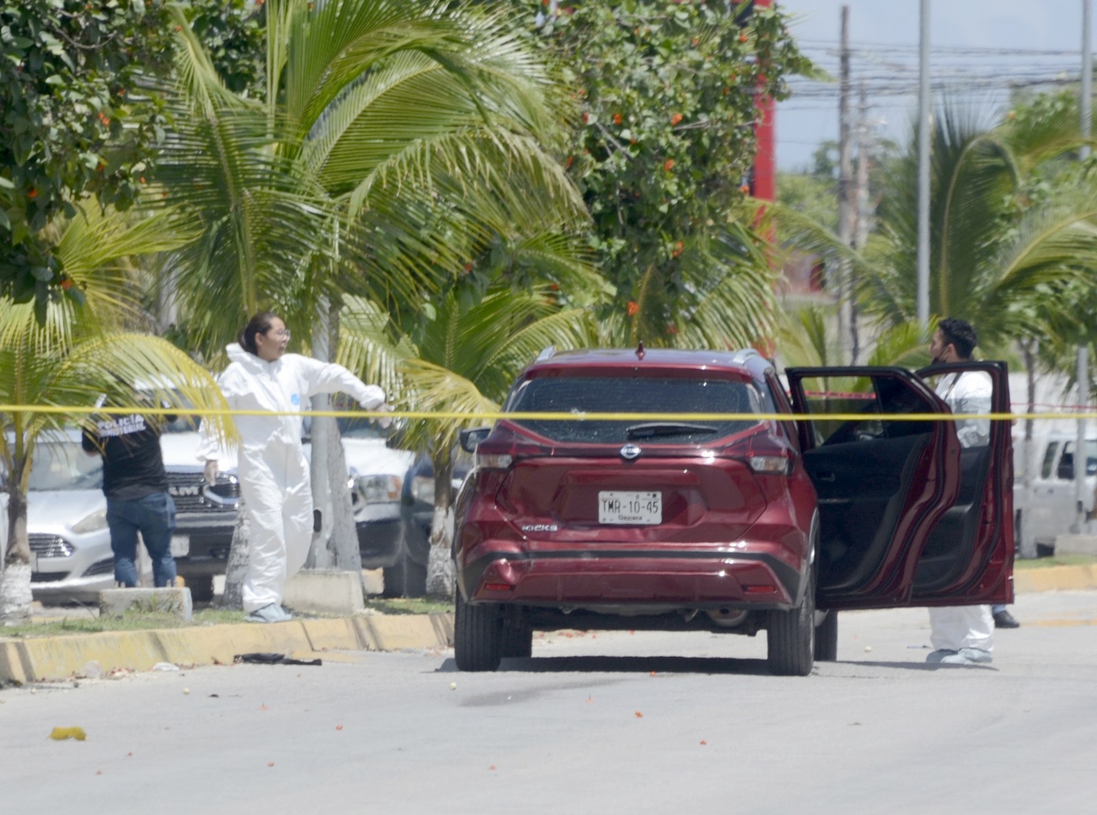 La unidad Nissan Kicks paró su marcha cuando el conductor resultó herido; mientras los atacantes, que iban en motocicletas, huyeron del lugar a toda velocidad