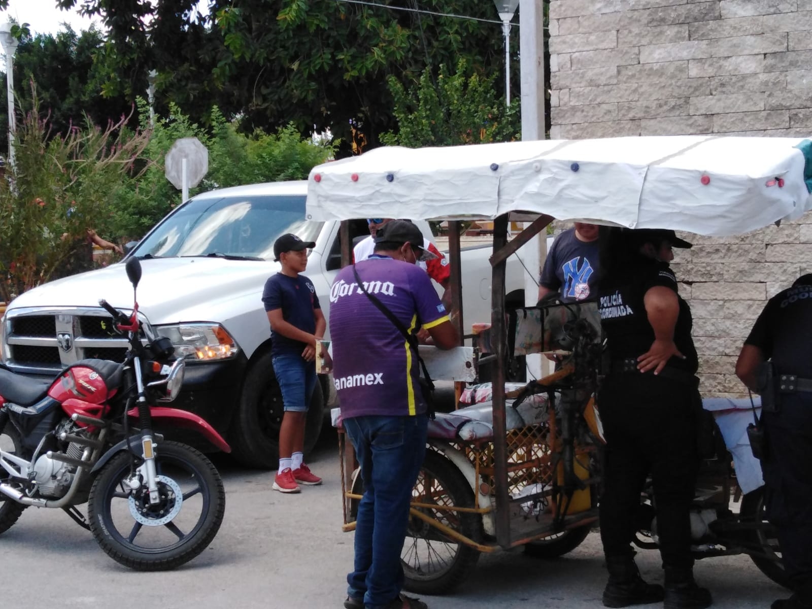 Accidente en Buctzotz: Pasajeros de un mototaxi salen "volando" tras choque
