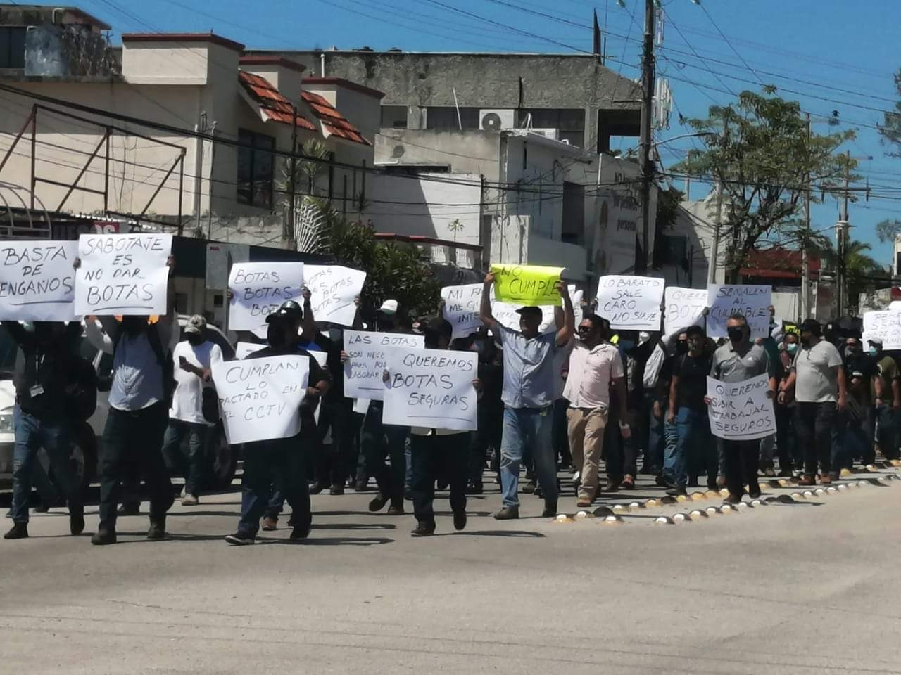 Más de 100 petroleros de la Sección 47 de Ciudad del Carmen protestaron frente al edificio administrativo de Pemex