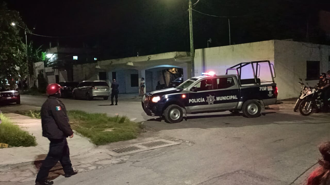 La zona donde se reportaron los disparos en Cozumel fue acordonada por elementos policiacos en la isla La zona donde se reportaron los disparos en Cozumel fue acordonada por elementos policiacos en la isla