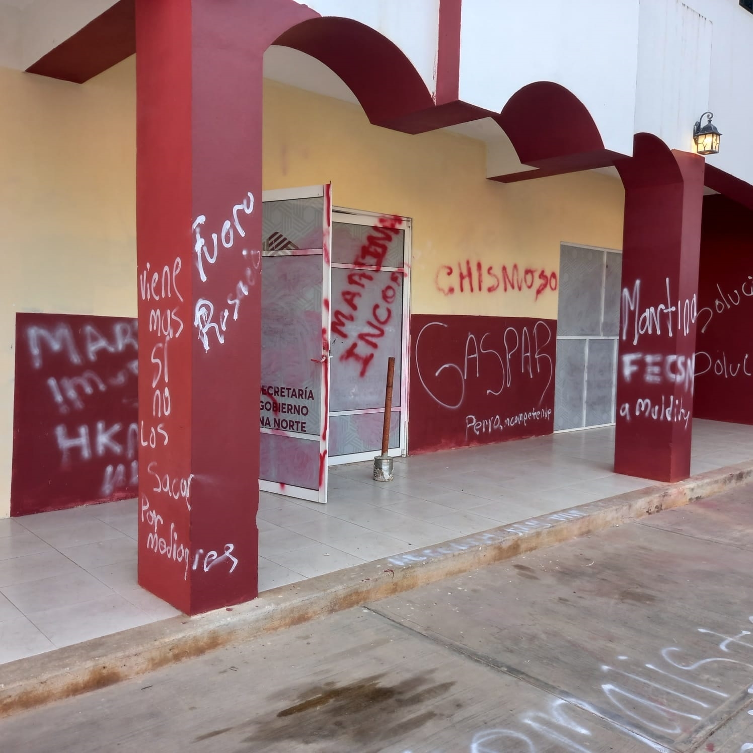 Alumnos se quejan por la falta de atención a sus demandas y que las autoridades no toman seriamente su problema Alumnos se quejan por la falta de atención a sus demandas y que las autoridades no toman seriamente su problema