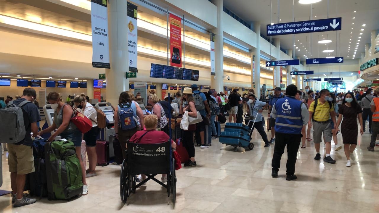 Algunos de los usuarios del aeropuerto de Cancún utilizan el cubrebocas dentro del recinto aéreo del Caribe Mexicano Algunos de los usuarios del aeropuerto de Cancún utilizan el cubrebocas dentro del recinto aéreo del Caribe Mexicano