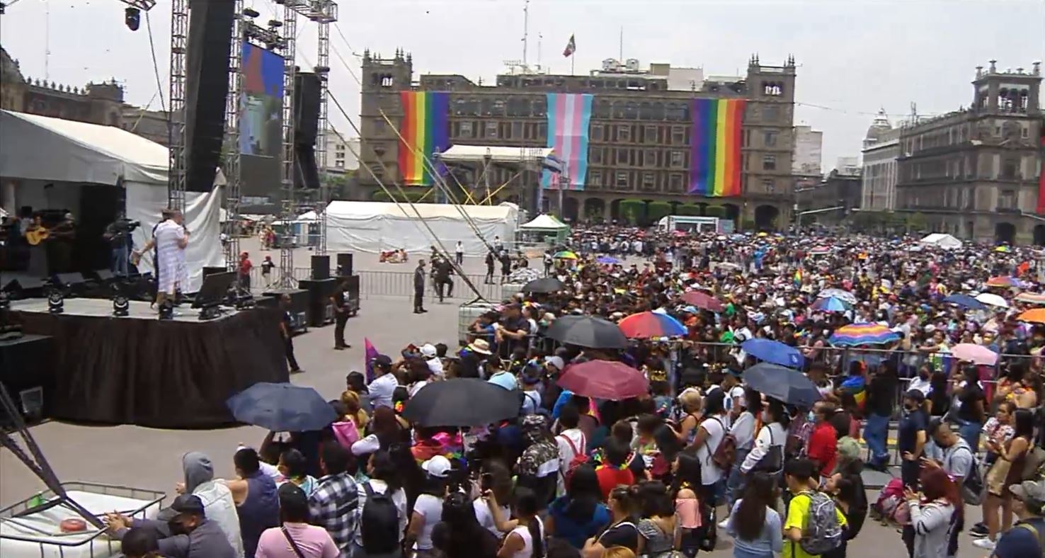 Miles de personas se reúnen en el Zócalo de CDMX Miles de personas se reúnen en el Zócalo de CDMX