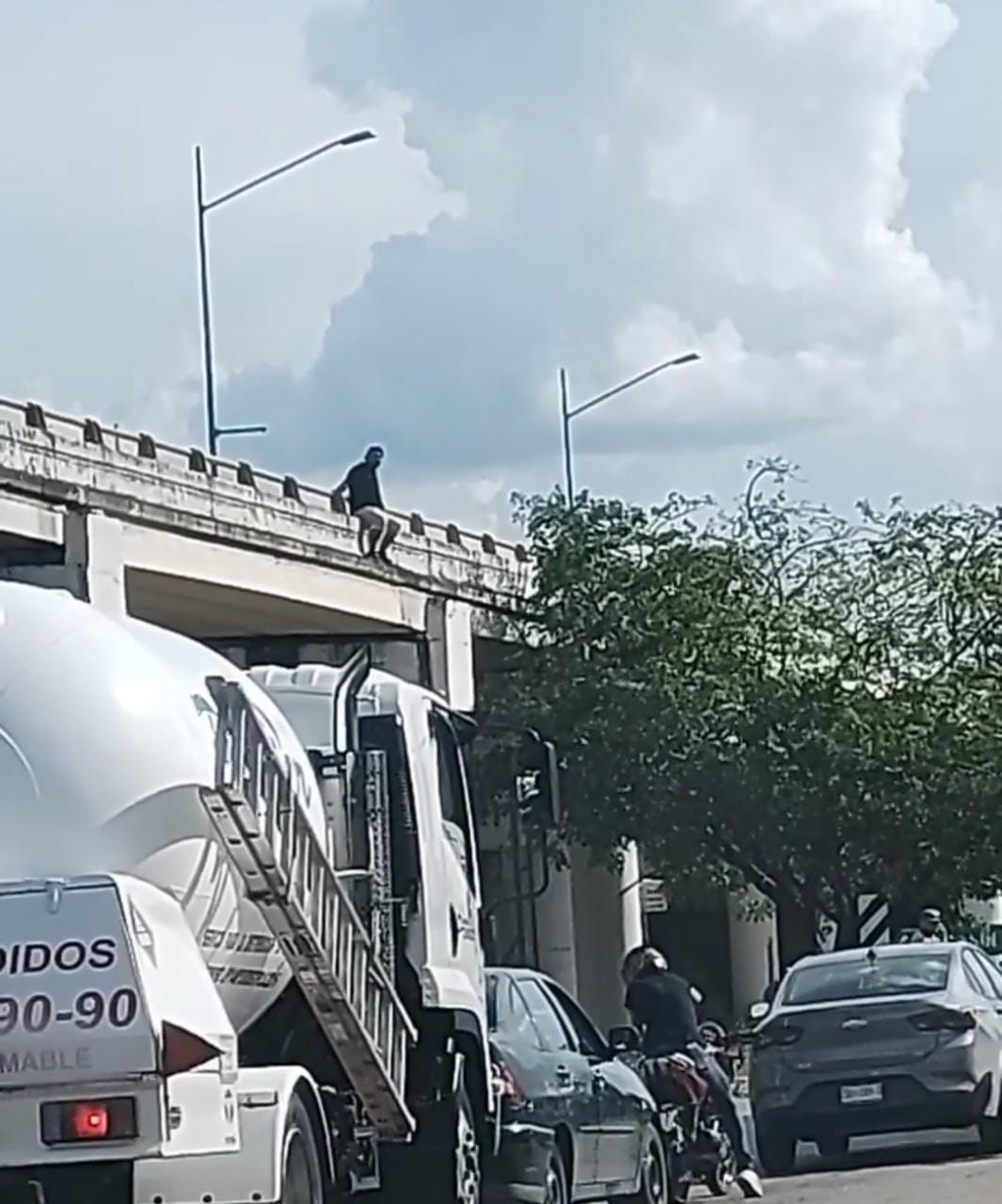 El hombre fue esposado y trasladado a un hospital de Mérida