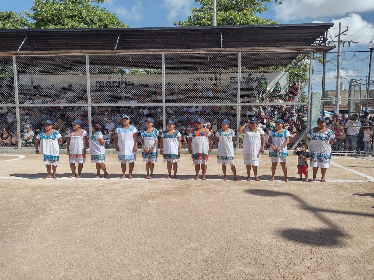 Las amazonas son conocidas por su forma tan peculiar de jugar softbol, sin zapatos y con hipil