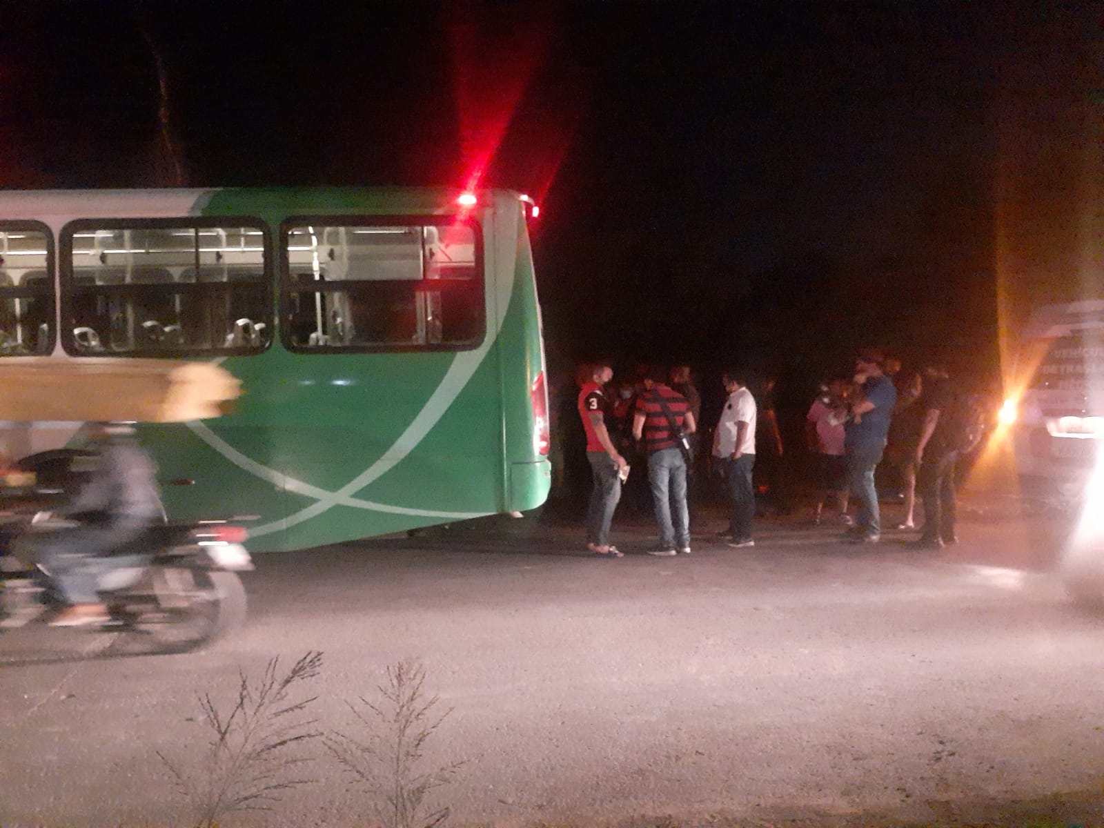Los pasajeros tuvieron que ser bajados del camión para que abordaran otro
