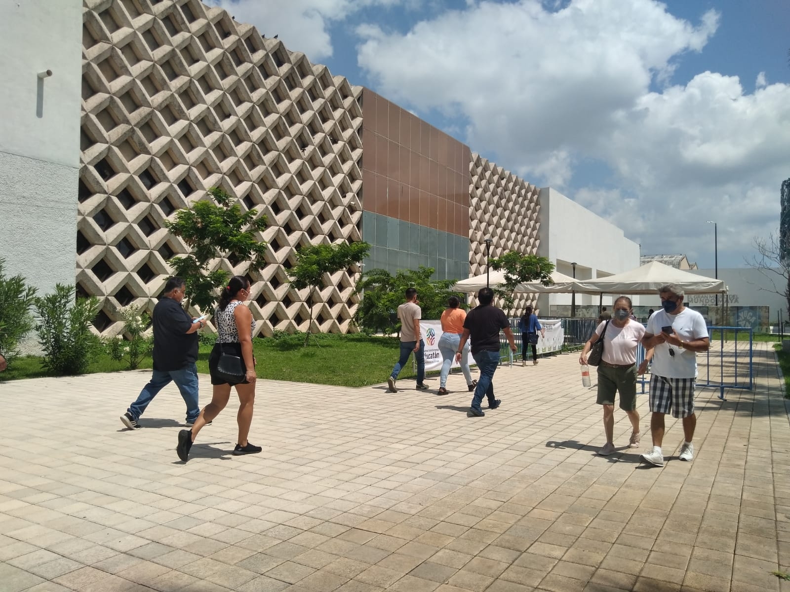 En el Módulo del Centro de Convenciones Yucatán Siglo XX arriban las personas para recibir la cuarta dosis