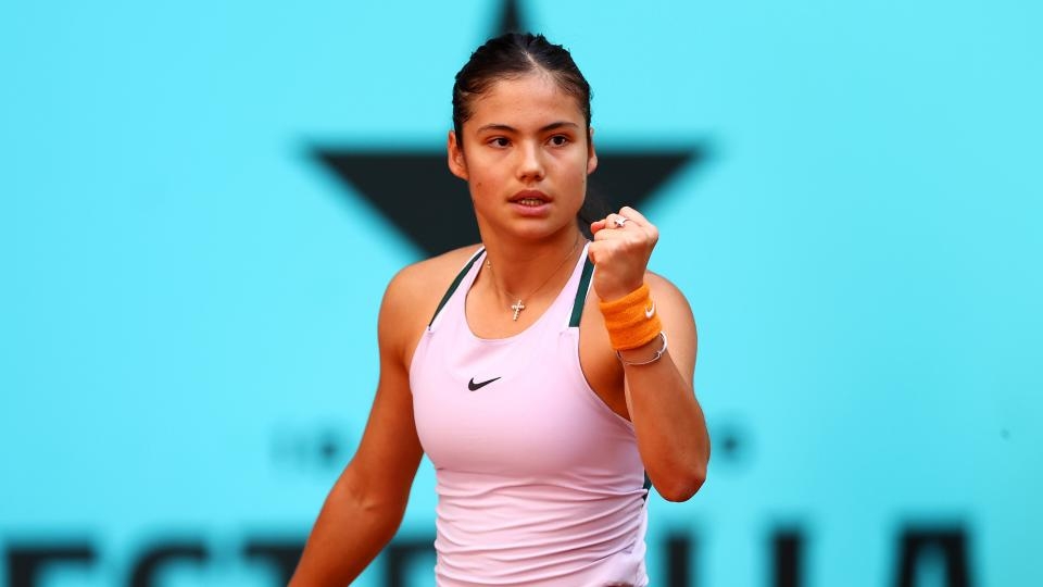 Emma Raducanu inicia Wimbledon con victoria al derrotar a la belga Alison Van Uytvanck