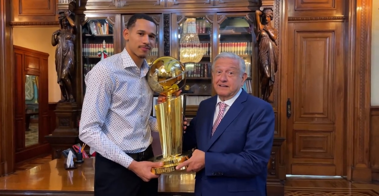 Juan Toscano llevó el trofeo que ganó junto al equipo Guerreros de Golden Gate en su encuentro con AMLO