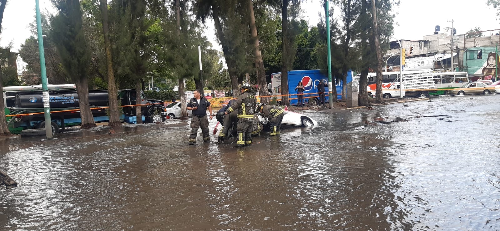 Un taxista cayó con su unidad en un socavón en la alcaldía Iztapalapa Un taxista cayó con su unidad en un socavón en la alcaldía Iztapalapa