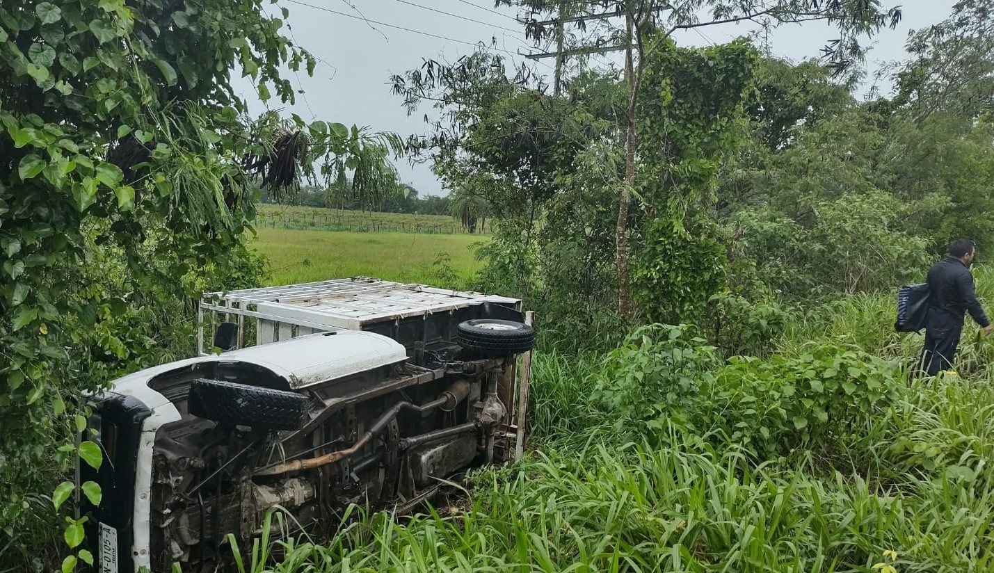 La fuerte lluvia causó que el conductor pierda el control hasta salirse de la cinta asfáltica
