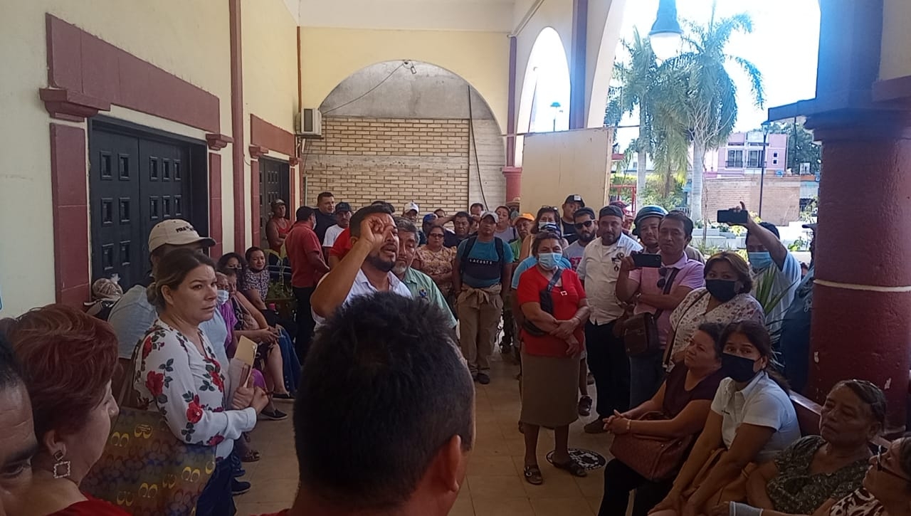 Un grupo de manifestantes se quejaron en el Ayuntamiento de Escarcega contra el alcalde