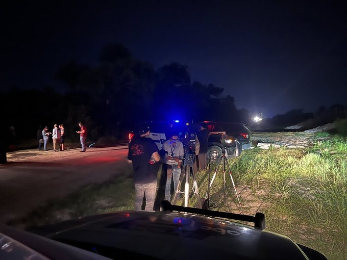 Al lugar llegó el FBI que permanecerá toda la noche en el lugar, según la periodista Leigh Waldman. Foto: @LeighWaldman