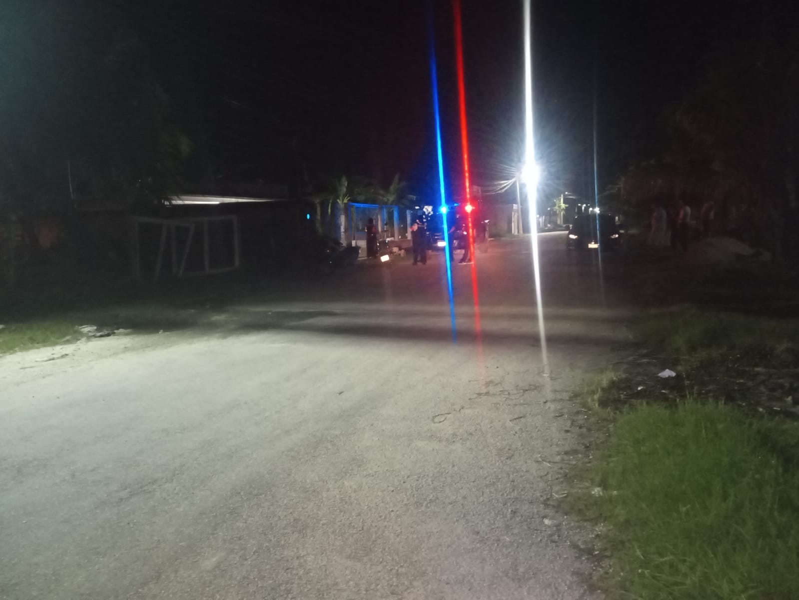 Vecinos llegaron al lugar ante el llamado de la mujer quien descubrió a los jóvenes robando cable
