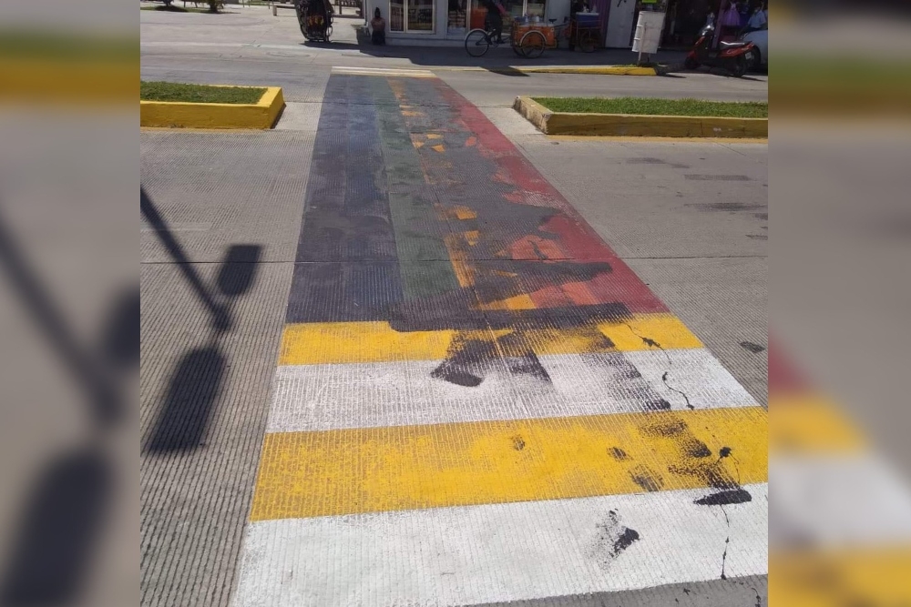 Este cruce peatonal vandalizado fue uno de los que pintaron con los colores de la bandera LGBT+ en Chetumal con motivo del Mes del Orgullo Este cruce peatonal vandalizado fue uno de los que pintaron con los colores de la bandera LGBT+ en Chetumal con motivo del Mes del Orgullo