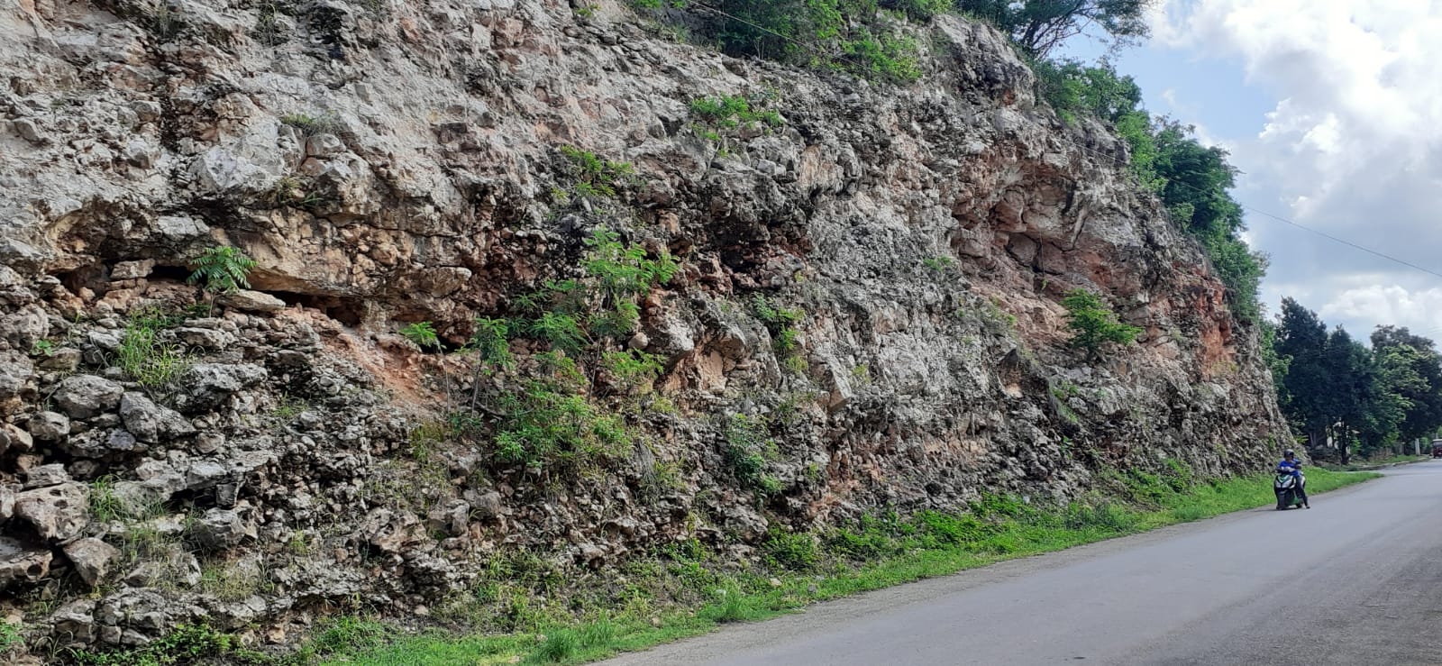 Algunos de los cerros que fueron modificados para construir carreteras en José María Morelos, han arrojado piedras grandes a las vías