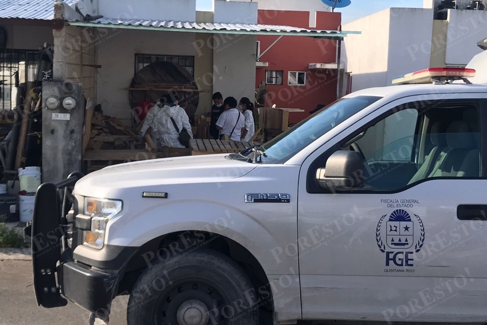El hombre apodado 'El Güero' quedó tendido en el patio de su casa en la Región 110 de Cancún luego de recibir múltiples disparos