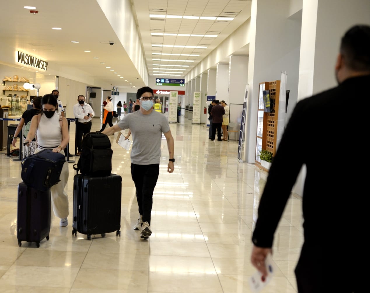 El único vuelo que ha operado en el aeropuerto de Mérida es el 1110/1111 de Viva Aerobus que llegó a las 02:50