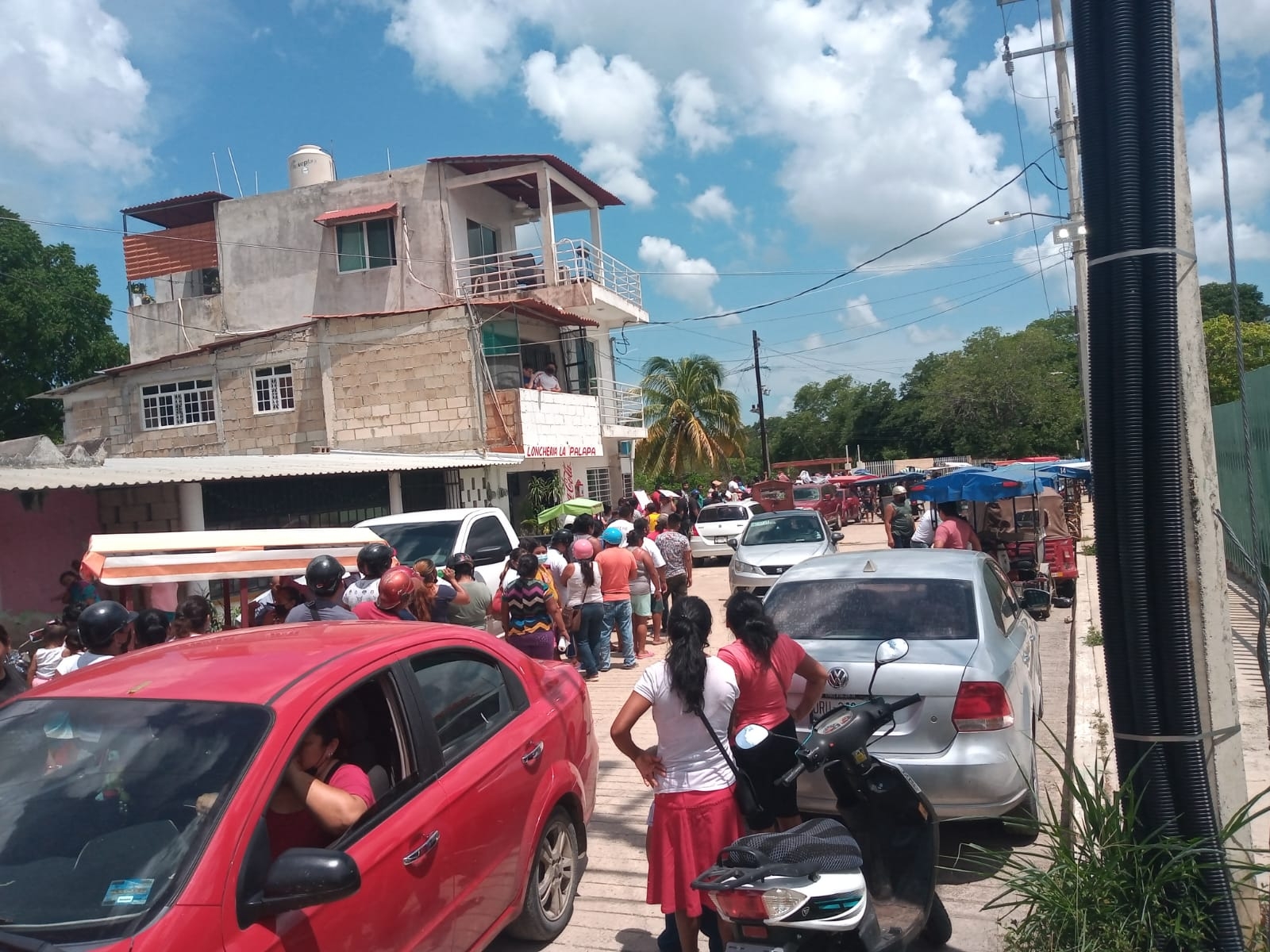 El lunes pasado los normalistas secuestraron dos tráileres y regalaron la carne que contenía entre los pobladores