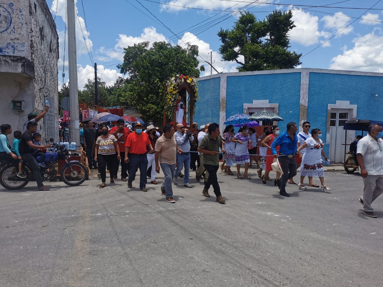 Cientos de feligreses recorrieron las calles del municipio de Huhí junto a la imagen de San Pedro Apostol Cientos de feligreses recorrieron las calles del municipio de Huhí junto a la imagen de San Pedro Apostol