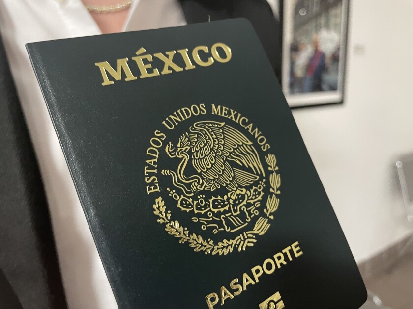 El pasaporte mexicano es expedido por la Secretaría de Relaciones Exteriores, donde se deben cumplir los requisitos para poder solicitarlo El pasaporte mexicano es expedido por la Secretaría de Relaciones Exteriores, donde se deben cumplir los requisitos para poder solicitarlo