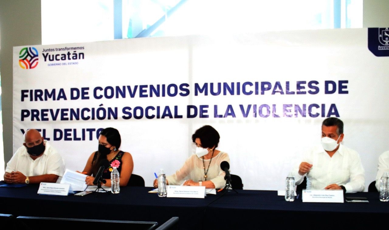 Los presidentes de los 10 municipios estuvieron presentes junto con la Secretaria General de Gobierno de Yucatán. Foto: Cortesía