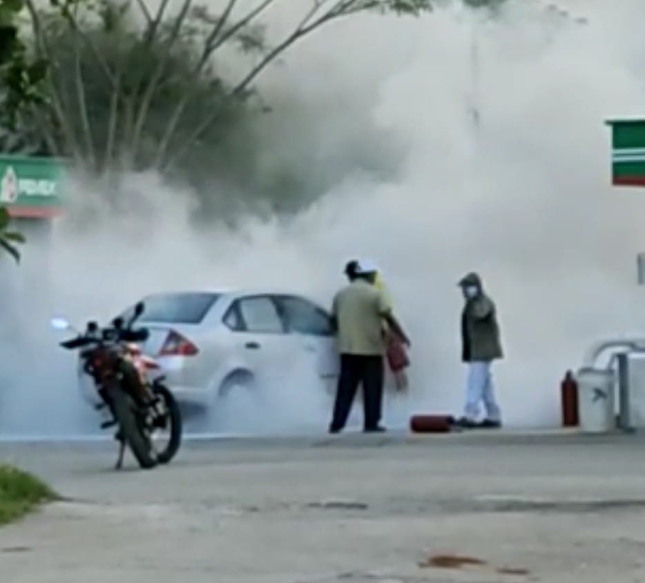 Tras cargar gasolina, al ser encendido el auto comenzó a sacar humo del motor, el cual terminó en llamas. Foto:  Jaime Tun
