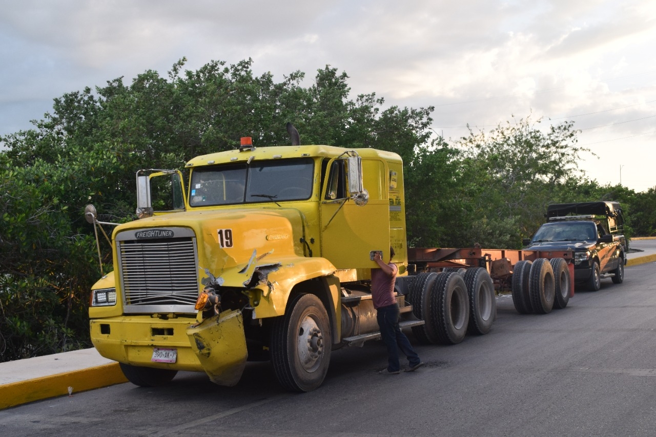Dos tráilers provocaron un accidente en la entrada de Progreso Dos tráilers provocaron un accidente en la entrada de Progreso
