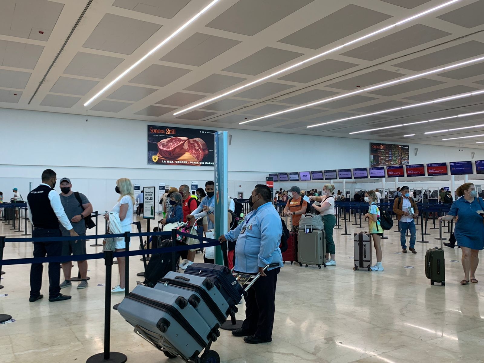 Las lluvias que actualmente afectan a Cancún, no han causado mayores modificaciones en operaciones del aropuerto