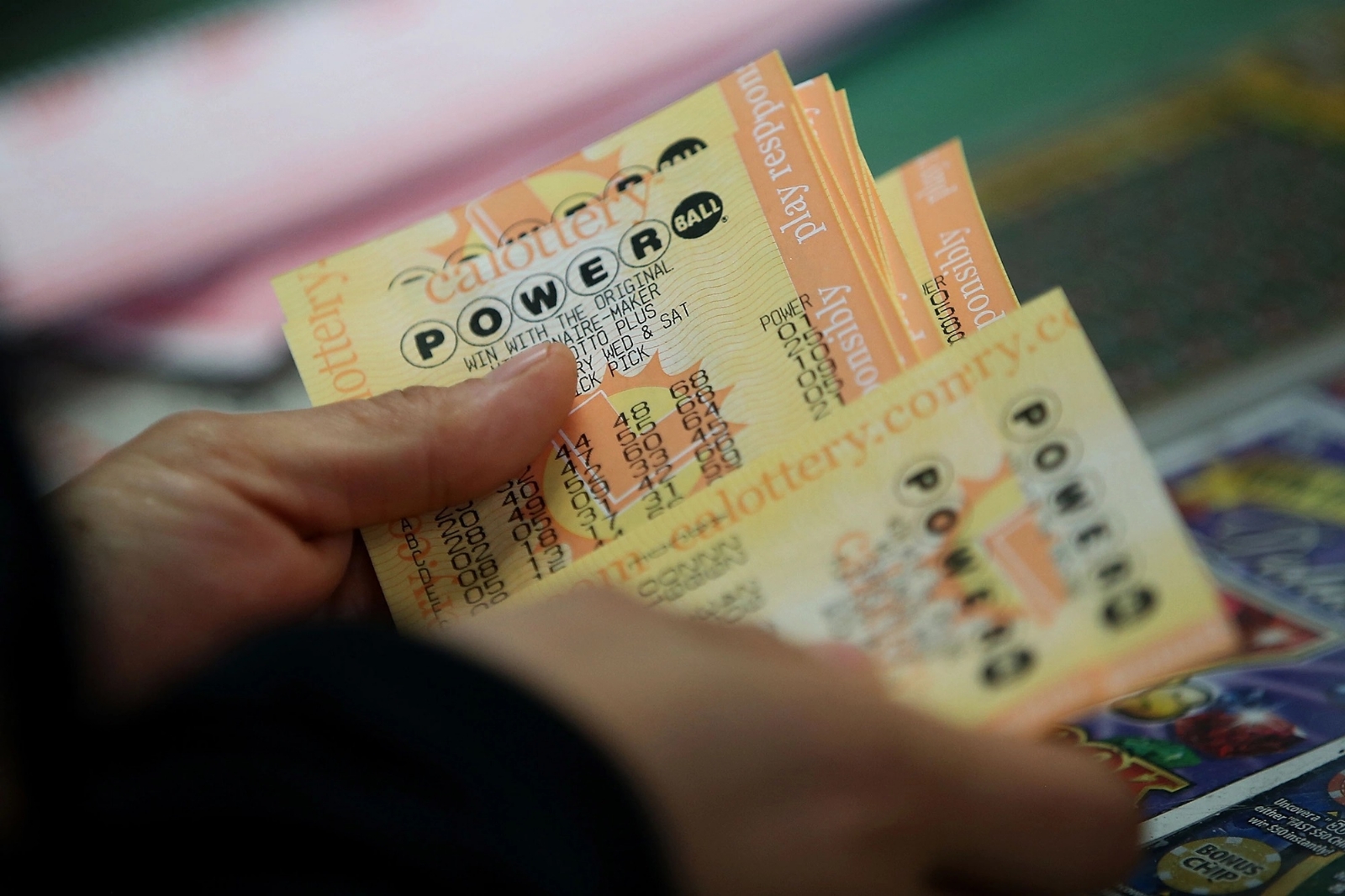 Un hombre ganó seis millones de dólares en el sorteo Powerball en Riverside Un hombre ganó seis millones de dólares en el sorteo Powerball en Riverside