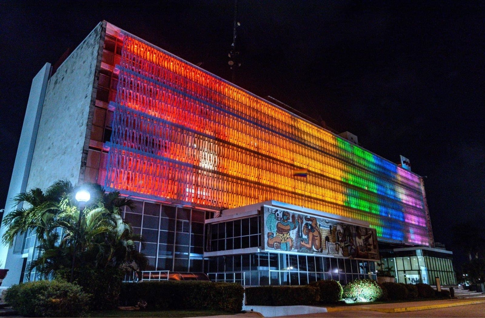 El Placio de Gobierno se iluminaron con el arcoíris