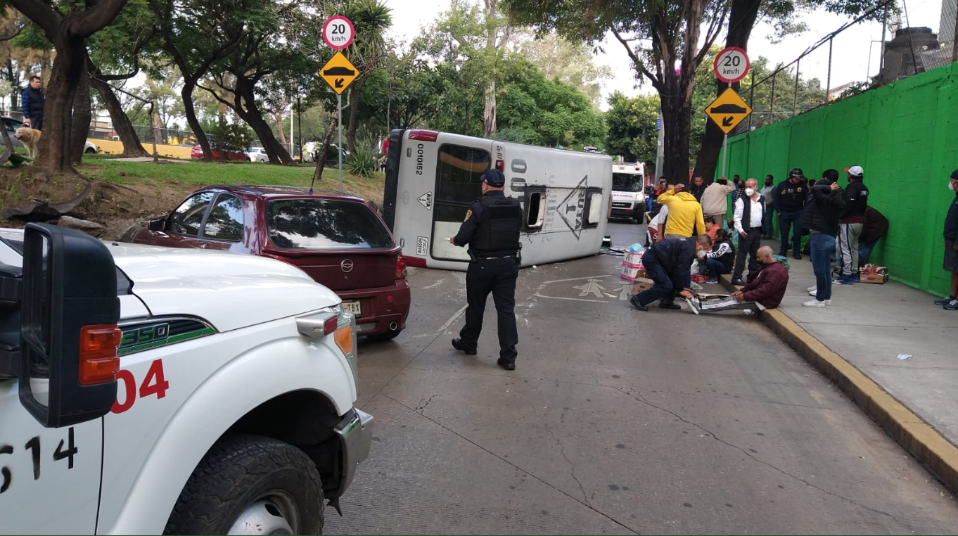 Volcadura de microbús en CDMX deja al menos 15 lesionados