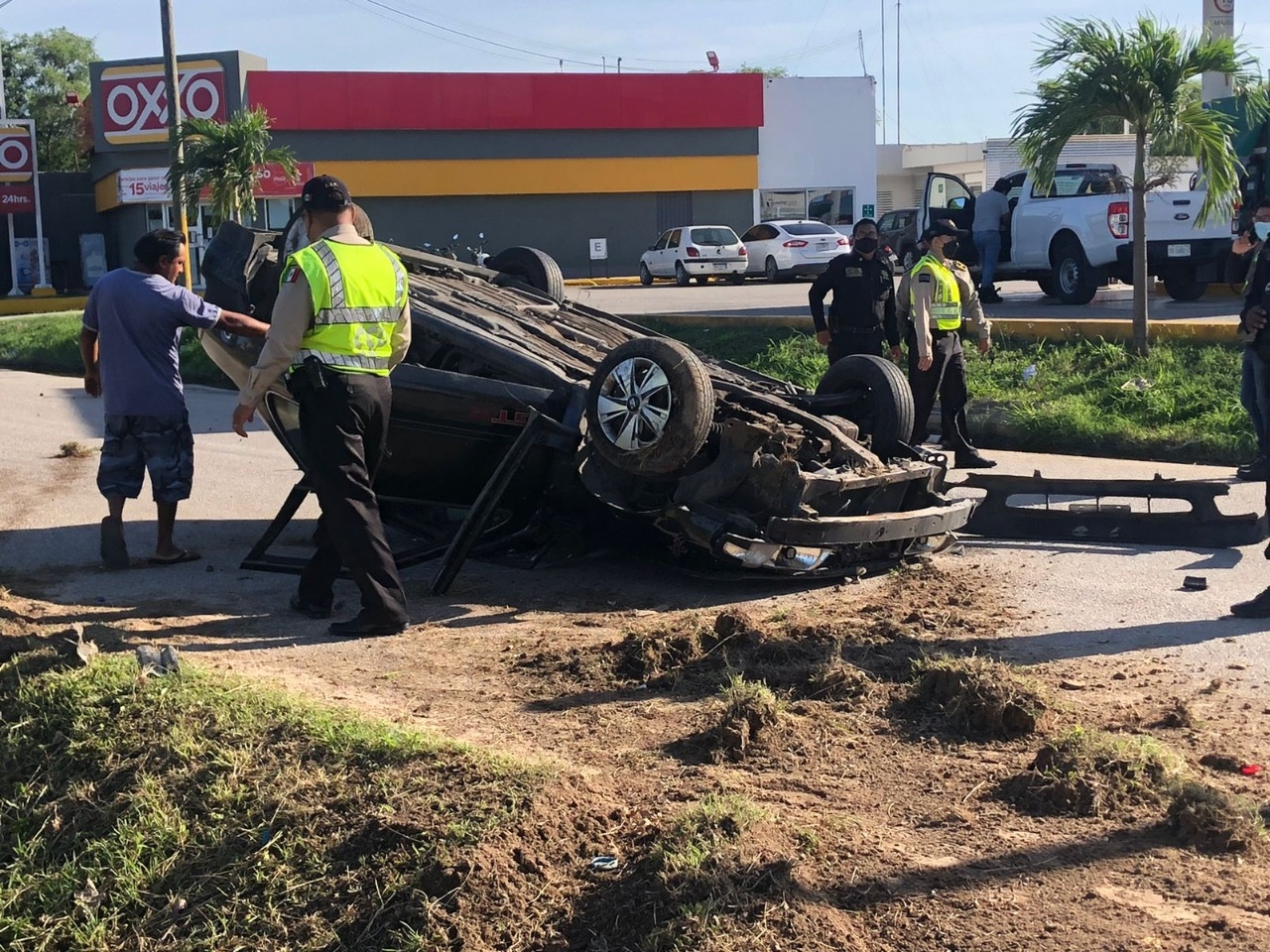 Al lugar llegaron elementos de la SSP quienes auxiliaron al automovilista Al lugar llegaron elementos de la SSP quienes auxiliaron al automovilista