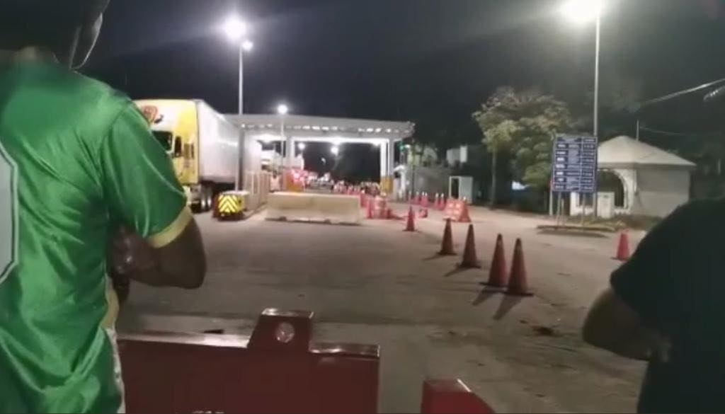 Los familiares cobraban a los automóviles que pasaban por el puente Los familiares cobraban a los automóviles que pasaban por el puente