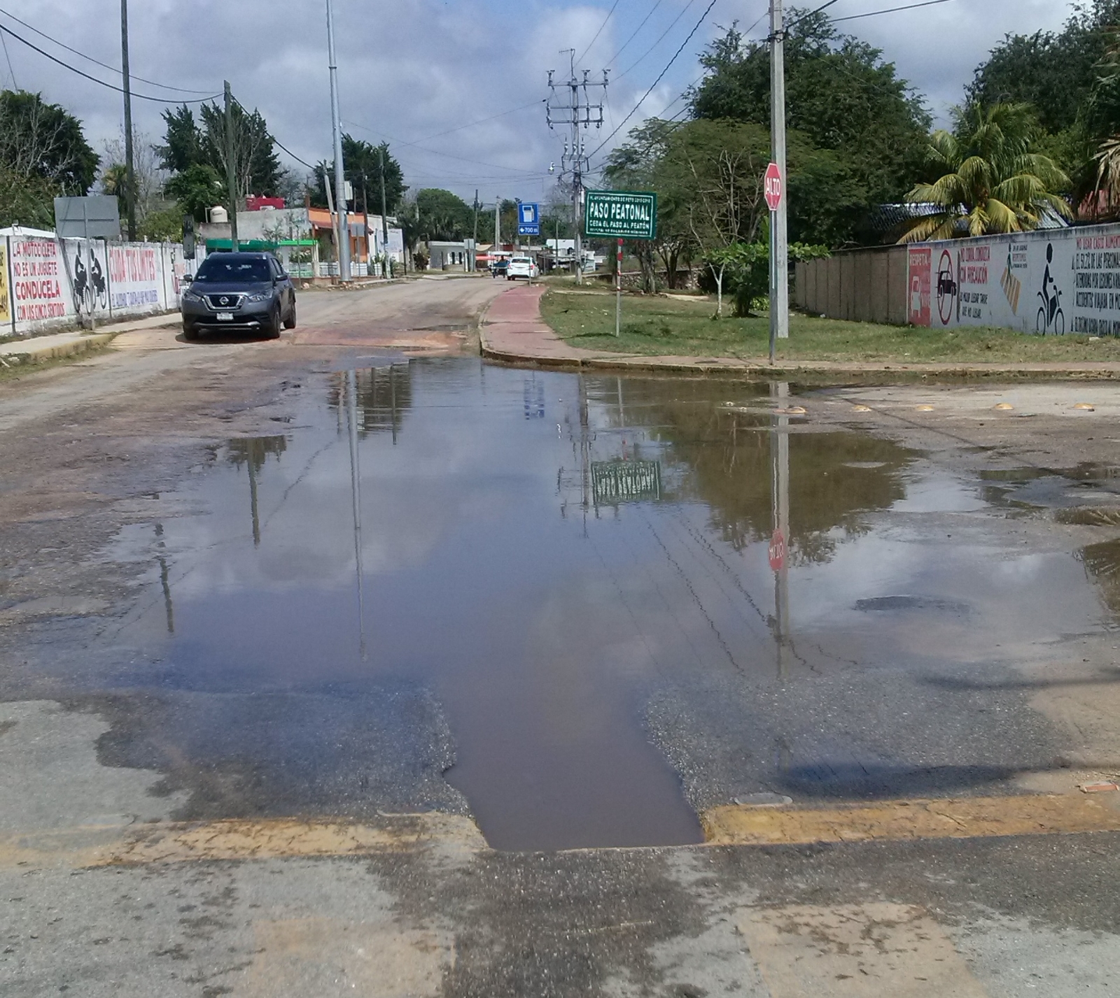 El cruzamiento de la calle 26x21 y 23 colonia Miraflores se encuentra inundado, pero los vecinos señalan que es por las lluvias El cruzamiento de la calle 26x21 y 23 colonia Miraflores se encuentra inundado, pero los vecinos señalan que es por las lluvias