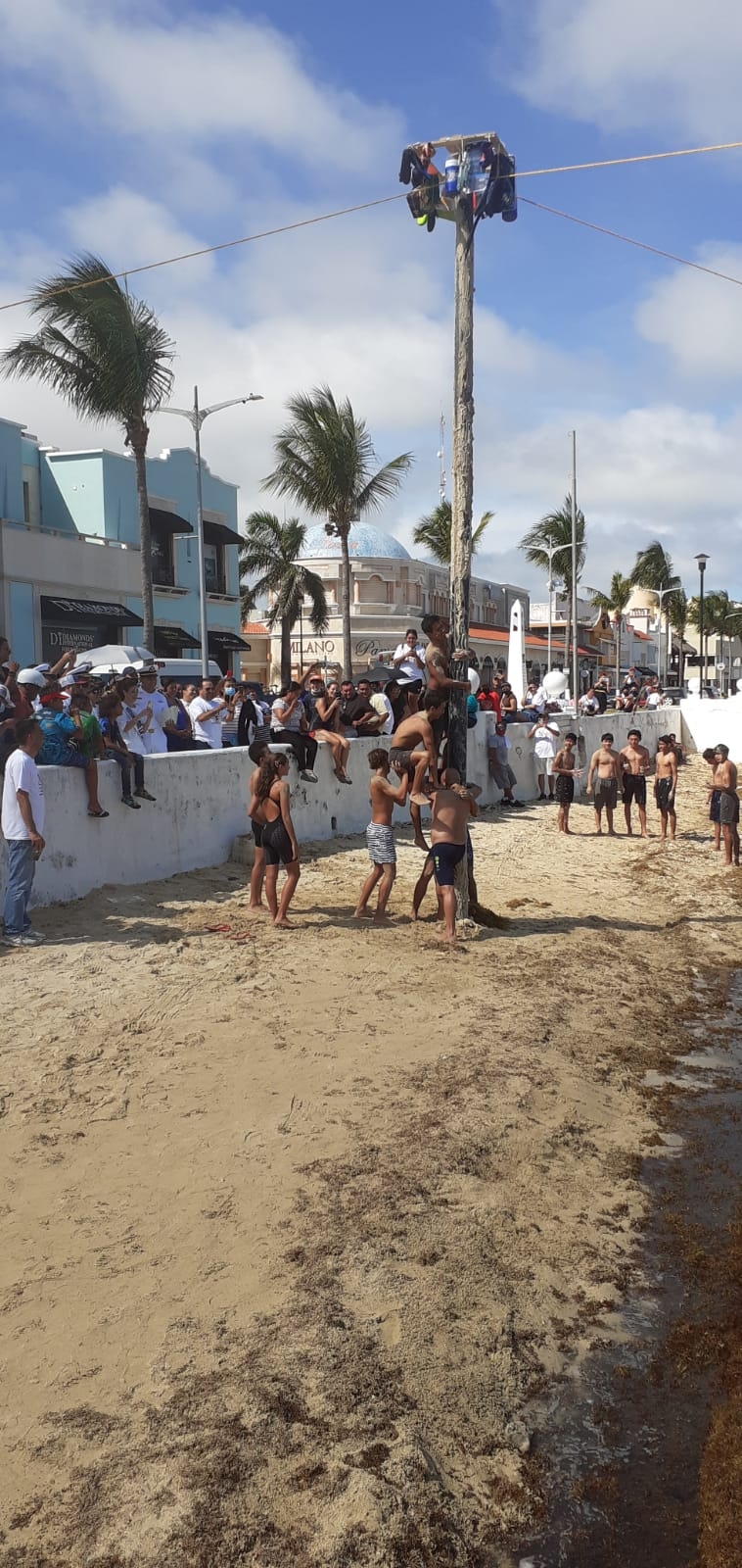 La tradición del Palo Encebado por las festividades del Día de la Marina tiene 50 años de antigüedad