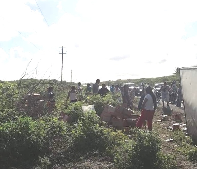 Pobladores de Sabancuy se han acostumbrado a ir a rapiñar la mercancía de los tráiler que se accidentan cerca de la localidad Pobladores de Sabancuy se han acostumbrado a ir a rapiñar la mercancía de los tráiler que se accidentan cerca de la localidad