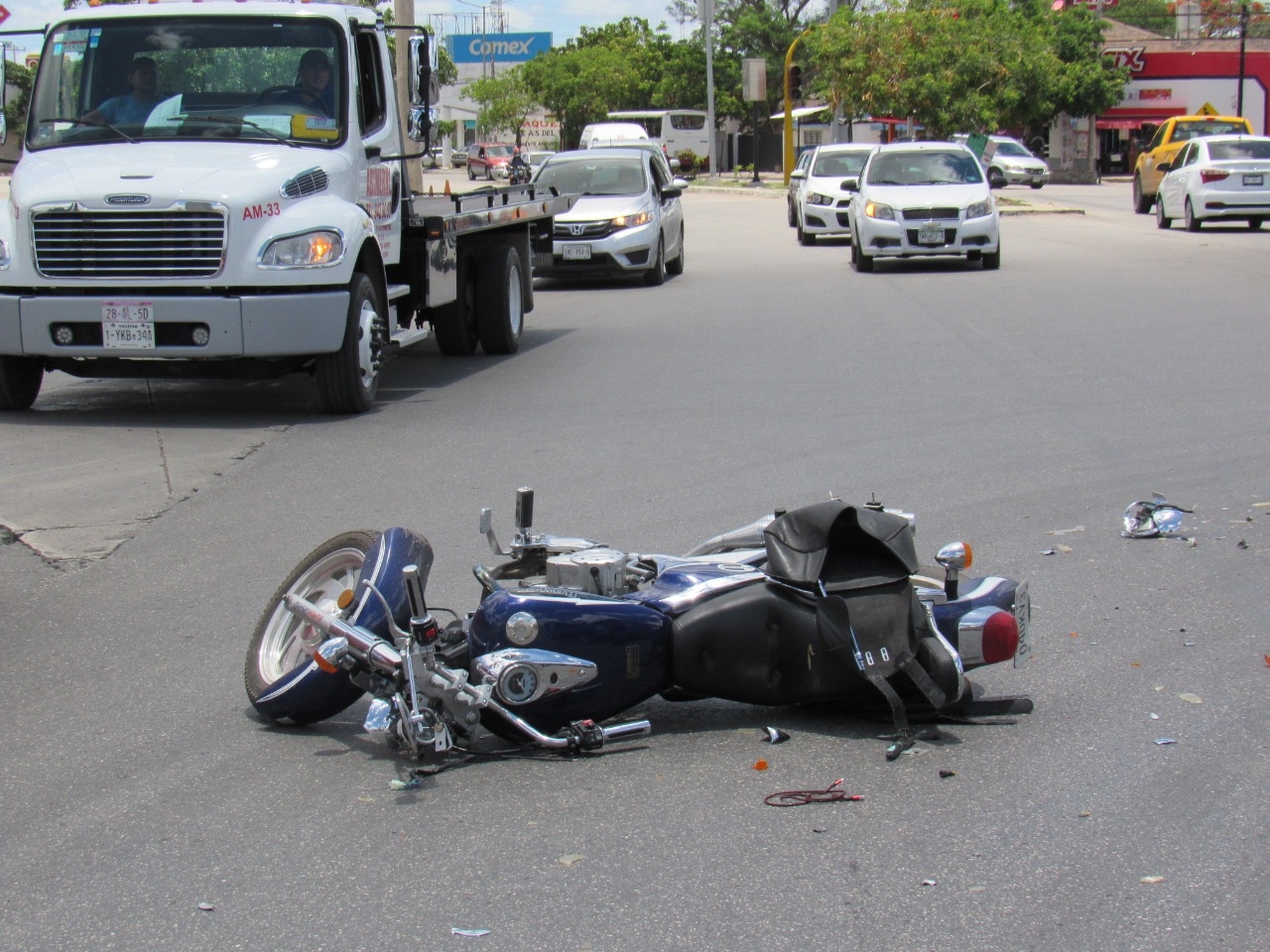 La motocicleta permaneció sobre la carretera, impidiendo el paso a otros conductores