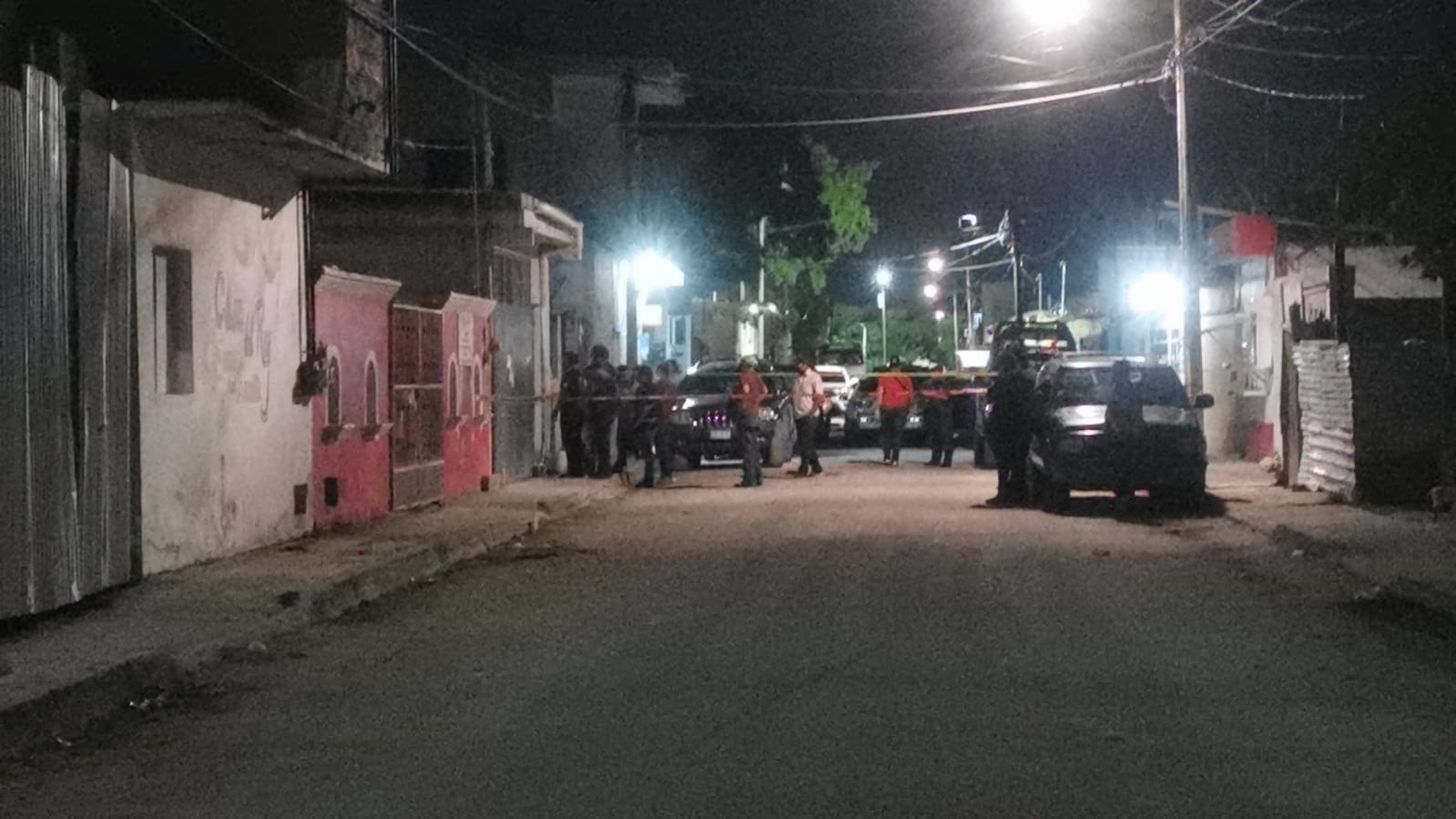 La calle fue cerrada por la policía La calle fue cerrada por la policía