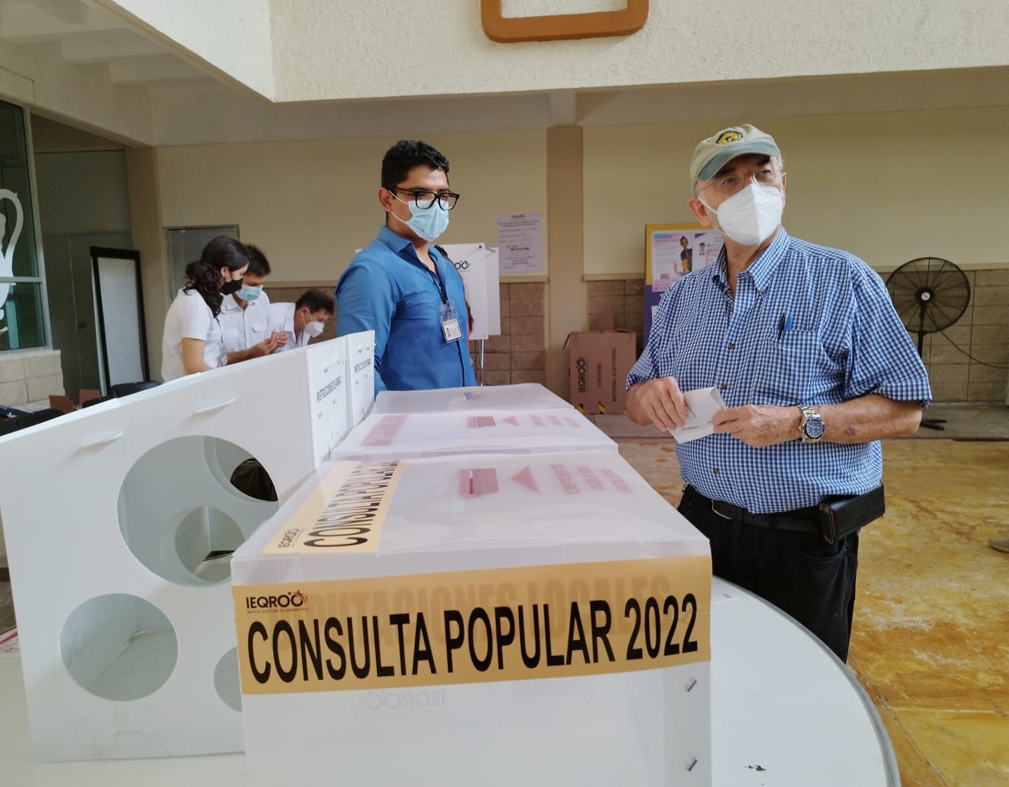Juan Rivera de 80 años fue el primero en votar en las elecciones de Quintana Roo este domingo